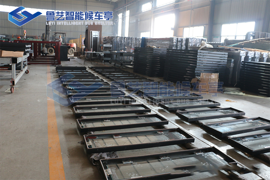 魯藝站臺廠家正加緊生產(chǎn)客戶訂購的公交站臺保障按時交付