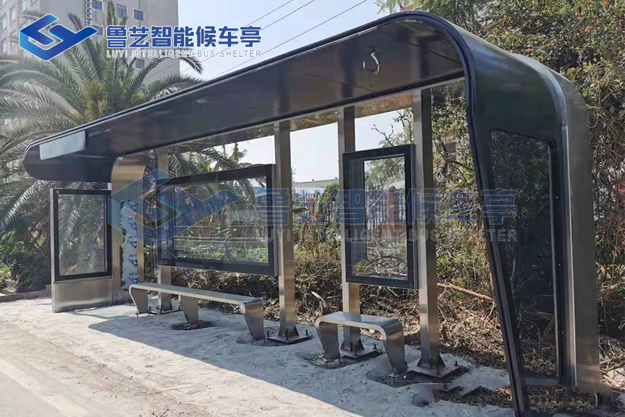 廈門智能公交站臺生產完畢產品運送現場安裝