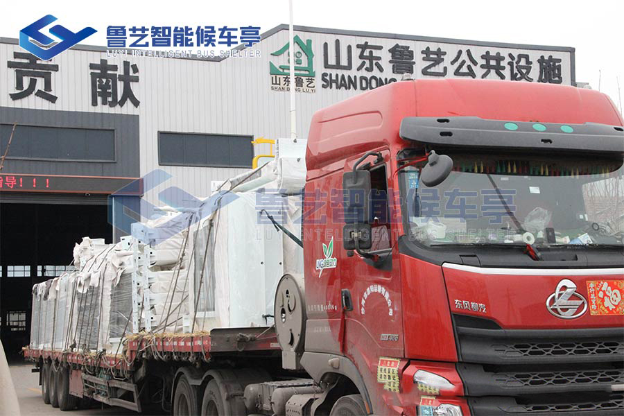 河南訂購的公交候車亭第三批制作完成 發(fā)車中