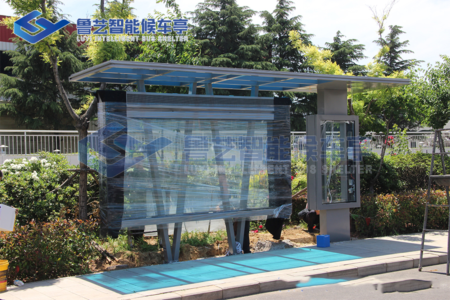 青島定制款太陽能候車亭安裝現場反饋