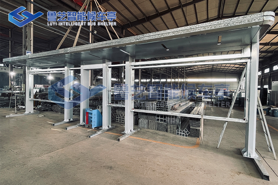 廠家為河北訂購的智能候車亭首件進行安裝測試