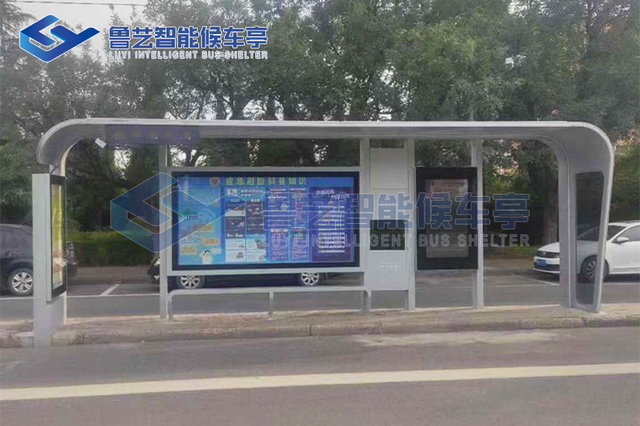 河南某市全新公交候車亭啟用，科技與便捷提升出行體驗